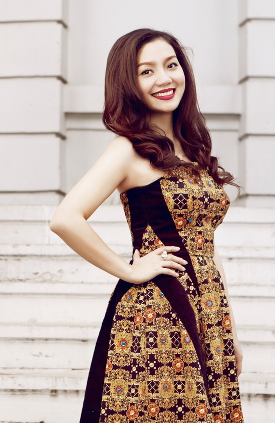 Ngọc Anh khi mới thừa nhận đã sử dụng chất làm đầy. Có thể thấy cô đẹp lên rất nhiều sau khi sửa sang lại cho chiếc cằm.