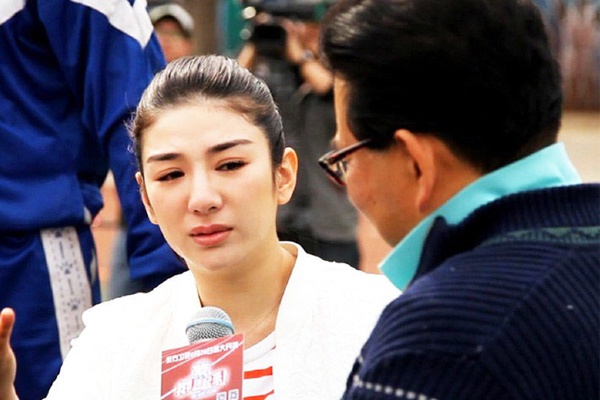 Huynh Dich nghen ngao tai xuat sau scandal bo chong hinh anh