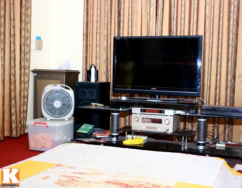 Giang Còi để tivi ngay trong phòng ngủ để tiện xem những trận cầu nảy lửa của World Cup 2014.