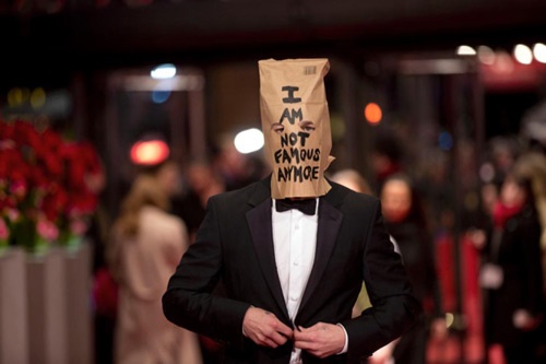 Shia Labeouf đội túi rác gây sốc ở thảm đỏ LHP Berlin vừa qua.