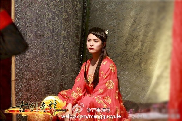 Bạn diễn Chung Hân Đồng cũng bình luận “Nữ chính thật… xinh đẹp.” 