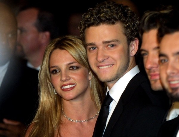 Britney hạnh phúc bên bạn trai Justin Timberlake vào năm 2002. Họ từng được xem là cặp đôi đẹp của làng nhạc thế giới.