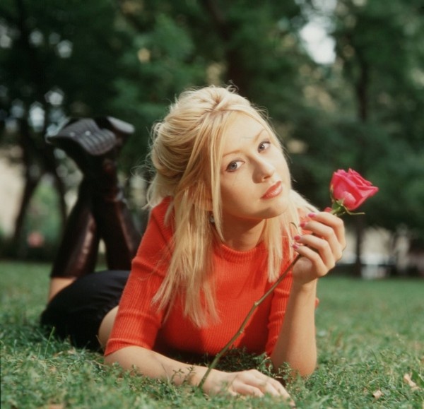 Năm 1999, Christina trở thành một hiện tượng mới của làng nhạc pop. Với đôi mắt xanh cuốn hút và gương mặt thanh tú, cô là đối thủ đáng gờm của Britney Spears về cả sắc đẹp và sự nghiệp âm nhạc.