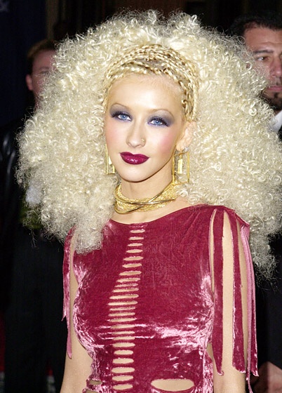 Năm 2001, Christina bắt đầu tự hủy hoại hình tượng xinh đẹp bằng lối ăn mặc, trang điểm diêm dúa.