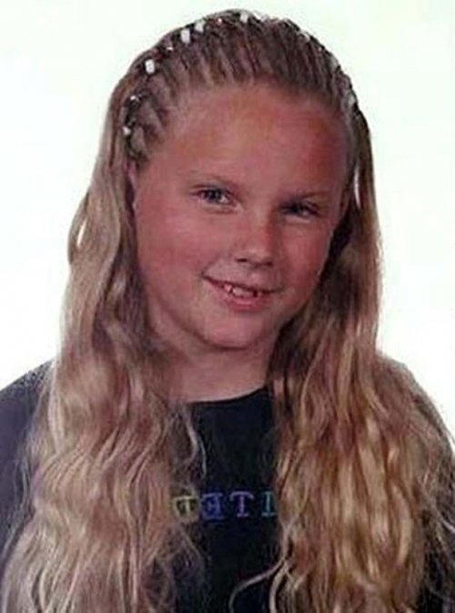 Hình ảnh Taylor Swift thuở ấu thơ. Trông cô khác lạ với làn da ửng đỏ.