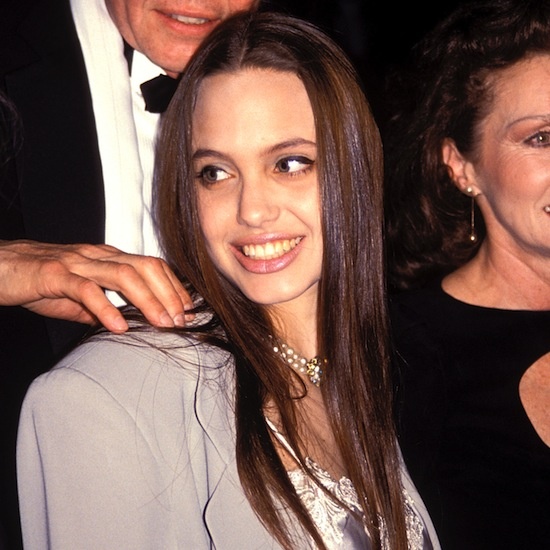 Năm 1991, Angelina dần trở thành một thiếu nữ xinh đẹp.