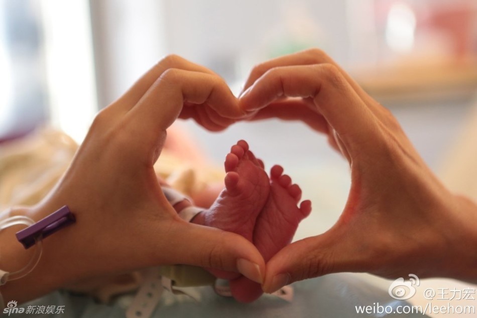 Hình ảnh về cô con gái mới sinh được Vương Lực Hoành đăng lên blog chiều 10/7.