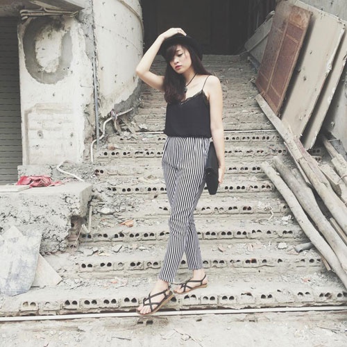 Hoặc cùng quần baggy cá tính.