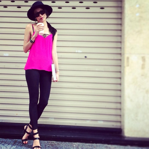 Áo hai dây mát mẻ tôn bờ vai mềm.