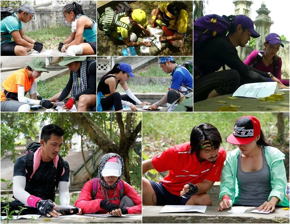 Các đội loay hoay với thử thách ghép hình.