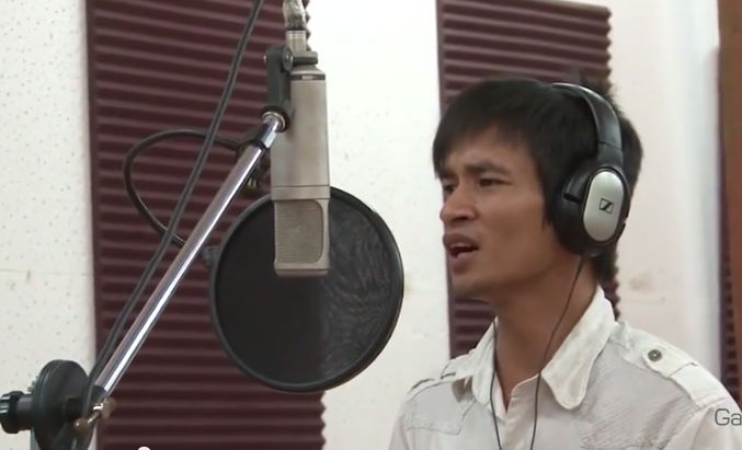  Hình ảnh Lệ Rơi trong phòng thu chuyên nghiệp gây nhiều ý kiến trái chiều.