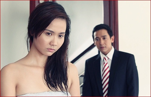 Nhân vật nữ chính đứng giữa hai người đàn ông yêu mình nhưng không chọn ai.