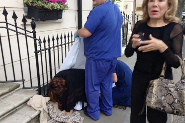 Nu dien vien Anh de roi ngay tren via he hinh anh