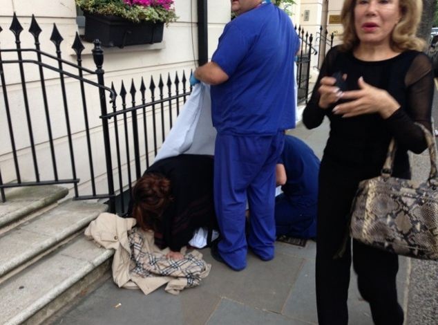 Vivian Grey sinh con ngay trên vỉa hè.