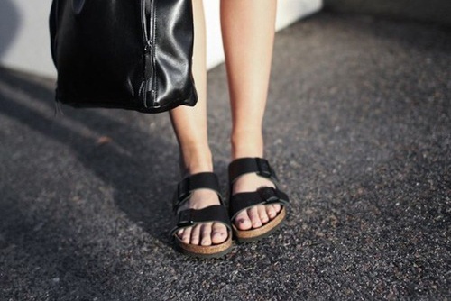 4 kieu giay dep ninh chan con gai mua he hinh anh