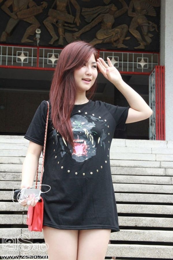 Nhìn ảnh này, ai cũng nghĩ Hương Tràm chỉ mặc áo ra đường.