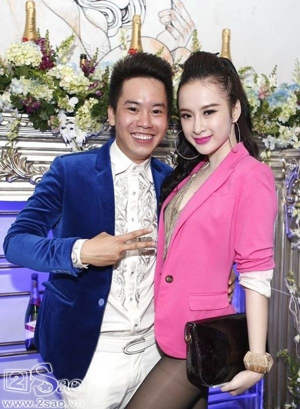 Angel Phương Trinh mặc áo quá ngắn và quần cũng quá ngắn dẫn tới việc khó xử khi đứng chụp ảnh.