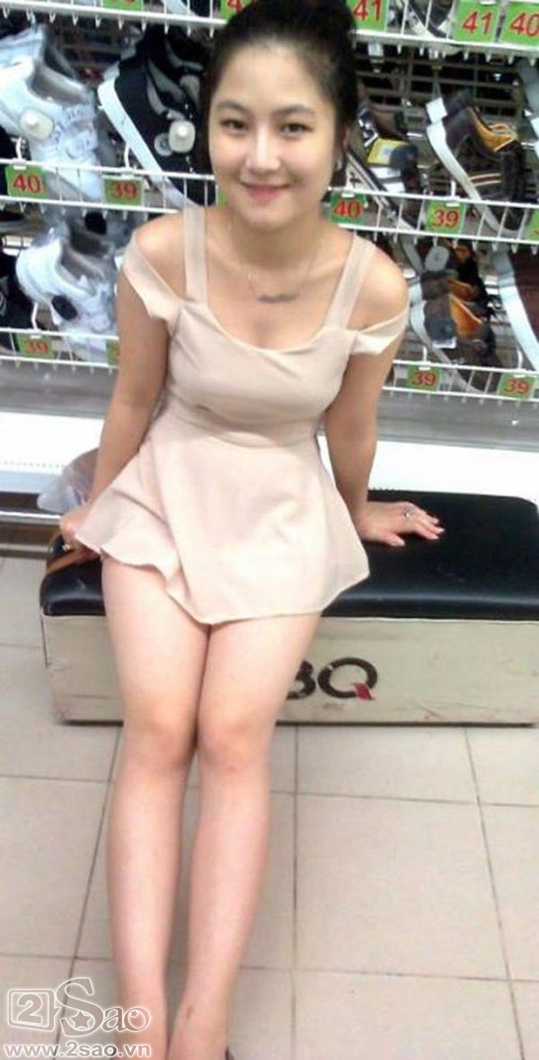 Hương Tràm mặc thế này không giúp cô khoe thêm chân mà chỉ làm người khác thấy phản cảm.