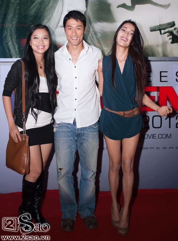 Đôi chân khẳng khiu của Nhung Kate bị lộ mặc mốt giấu quần.