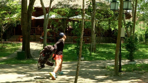 Hiếu Nguyễn tức giận ném và đá balô khi đồng đội đòi bỏ cuộc.