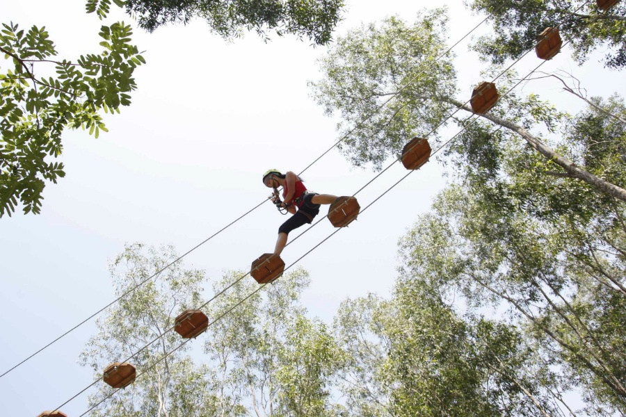 Thử thách Bịt mắt vượt chướng ngại vật trên không đã làm khó đội Vàng.