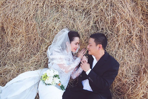 Kim Hiền và ông xã Andy quyết định thực hiện bộ ảnh cưới gần gũi với thôn quê và thiên nhiên.