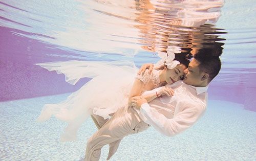 Ngoài bộ ảnh cưới ngọt ngào ở đồng lúa, vợ chồng Kim Hiền còn thực hiện loạt hình lãng mạn dưới hồ bơi.