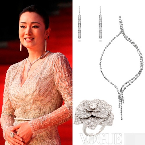 Vòng 1 của Củng Lợi càng trở nên chú ý với chiếc vòng đeo cổ dài.