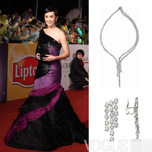 Khuyên tai chùm khi kết hợp với mái tóc ngắn giúp khuôn mặt Tưởng Văn Lệ trở nên thu hút và sang trọng hơn.