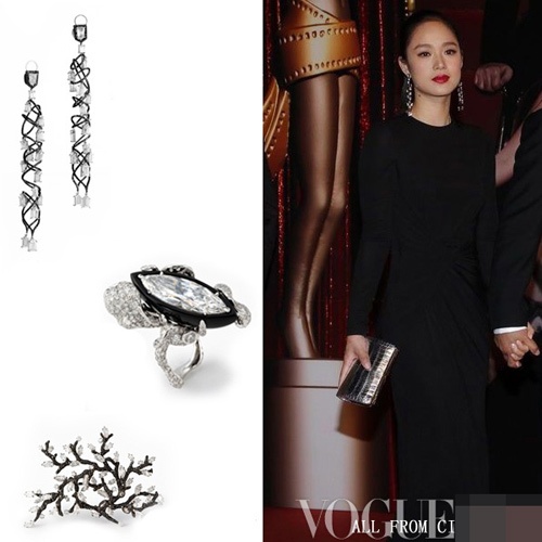 Bộ trang sức của người đẹp này có màu sắc cực kỳ tương đồng với váy và chiếc clutch cô khai thác.