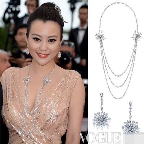 Hác Lôi với bộ trang sức bằng vàng 18 carat đính 38 viên kim cương tròn, 24 viên kim cương hình quả lê.