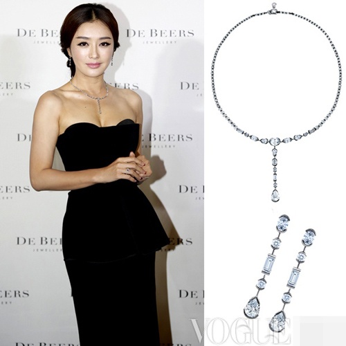 Bộ trang sức màu trắng giúp chiếc váy mà Tần Lam đang mặc trở nên sang trọng hơn.