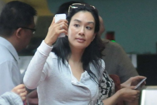 My nhan goc Viet lo vong eo banh my o san bay hinh anh