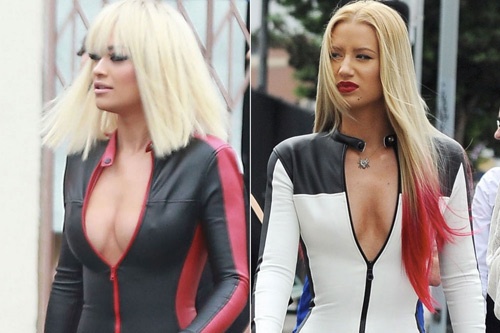 Rita Ora (trái) và Iggy Azalea (phải) sẽ diện jumpsuit (váy liền) hở bạo vòng 1 và cùng kết đôi trong MV mới