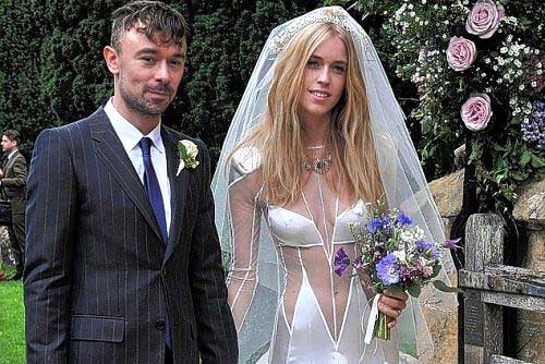 Nhung mau vay cuoi tham hoa khien gioi mo dieu choang vang hinh anh