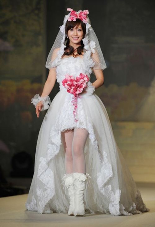 Sản phẩm thời trang cho những cô dâu yêu thích cosplay.