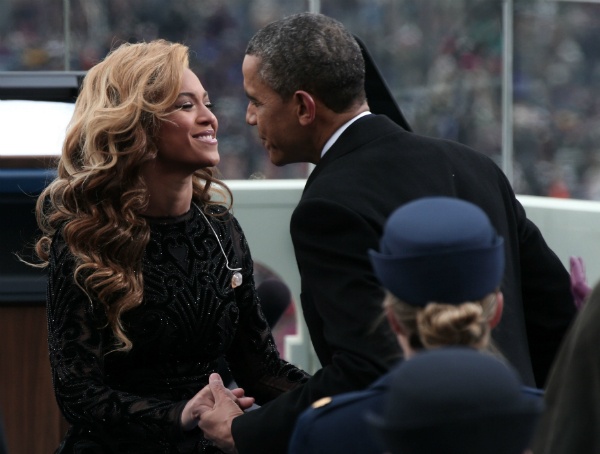 Beyonce thân thiết quá đà với Tổng thống Barack Obama khiến Đệ Nhất Phu Nhân Michelle Obama khó chịu.