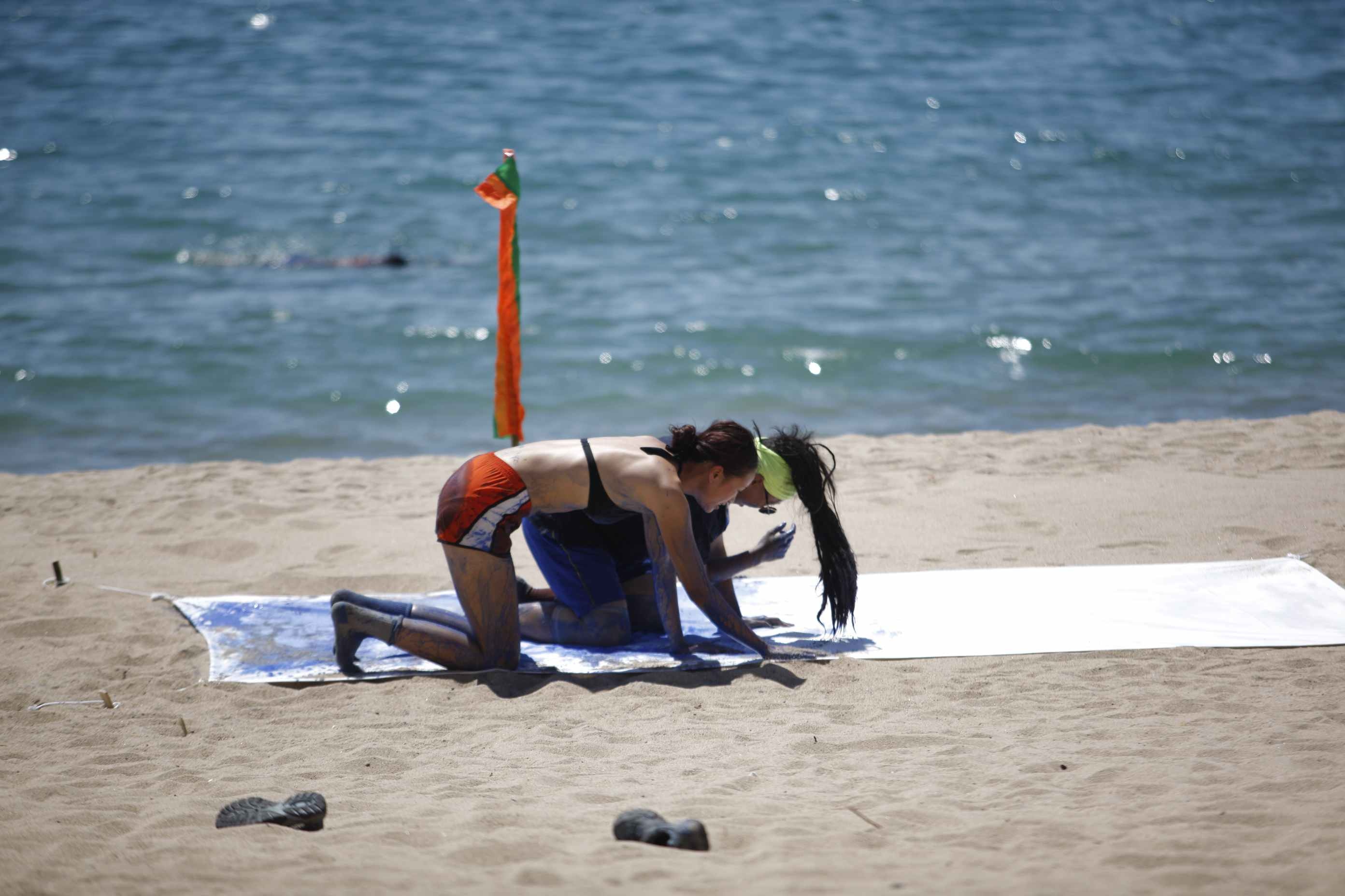 Với mái tóc dài và dày, An Đinh của đội Vàng đã tranh thủ dùng 