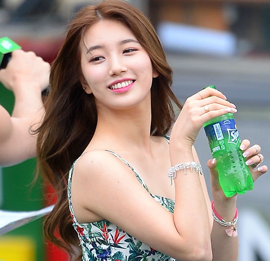 Suzy dien crop top goi cam nhay giua mua hinh anh