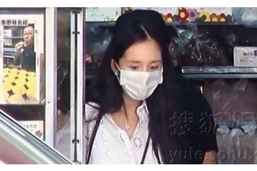 Duong Mich lan dau lo dien sau khi sinh hinh anh