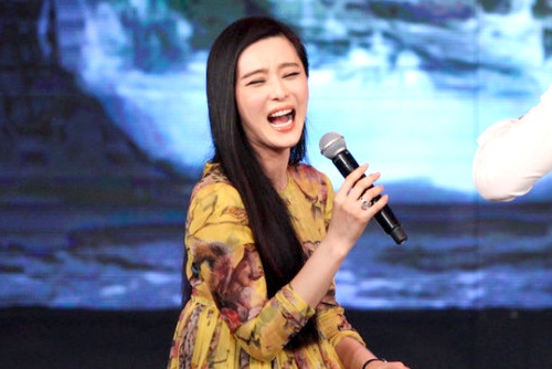 Pham Bang Bang ho henh toc vay giua hang tram fan hinh anh