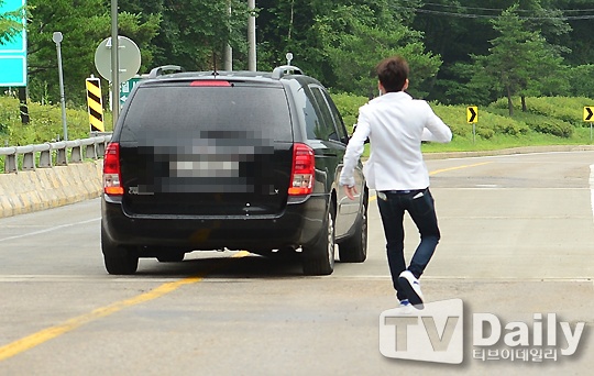 Chiếc xe chở Lee Teuk lặng lẽ ra khỏi doanh trại khiến fan tiếc nuối.