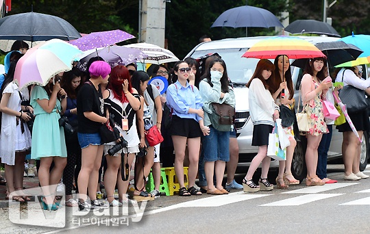 Fan doi mua cho, Lee Teuk lang le xuat ngu hinh anh