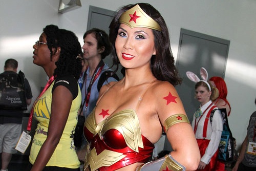 Hang tram fan nu dien anh bi quay roi vi mac kheu goi hinh anh