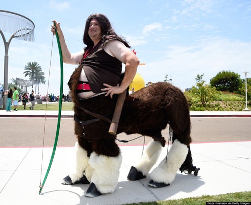 Một người hâm mộ nam khác hóa thân thành nhân mã.