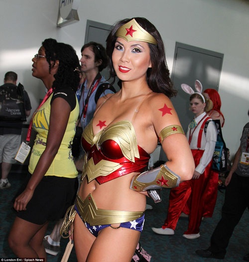 Những người hâm mộ hóa trang gợi cảm dễ bị quấy rối tình dục ở lễ hội.