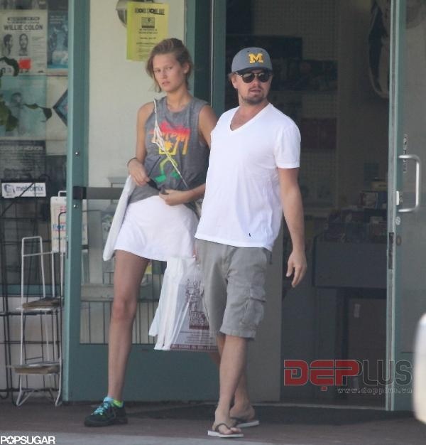 Trong khi Toni trẻ trung rạng ngời tuổi đôi mươi thì “người tình” của cô trông như một lão già bụng phệ xấu xí