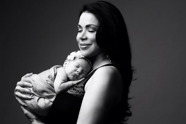 Hoa hau the gioi 1984 sinh con o tuoi 51 hinh anh