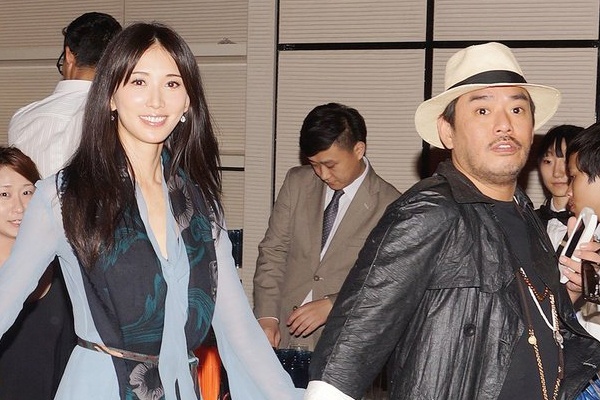 Lam Chi Linh tay trong tay tinh tu voi 'trai la' hinh anh