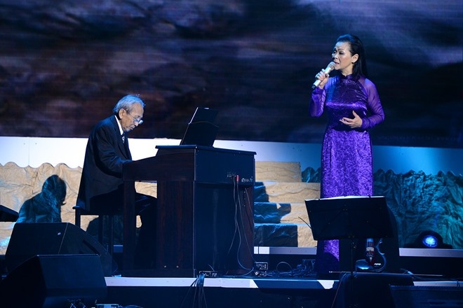 Liveshow thứ hai của ca sĩ Khánh Ly tại Hà Nội vướng phải lùm xùm về tác quyền.